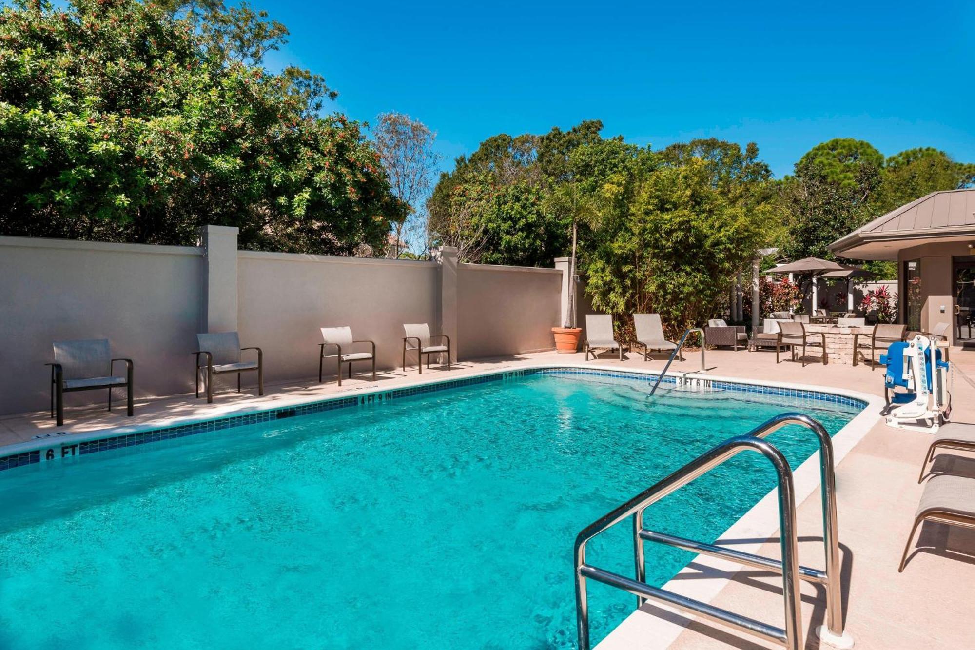 Courtyard Sarasota Bradenton Airport Hotel Bagian luar foto